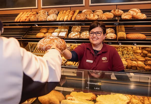 Freundliche Verkäuferin bei Bäckerei Kloiber